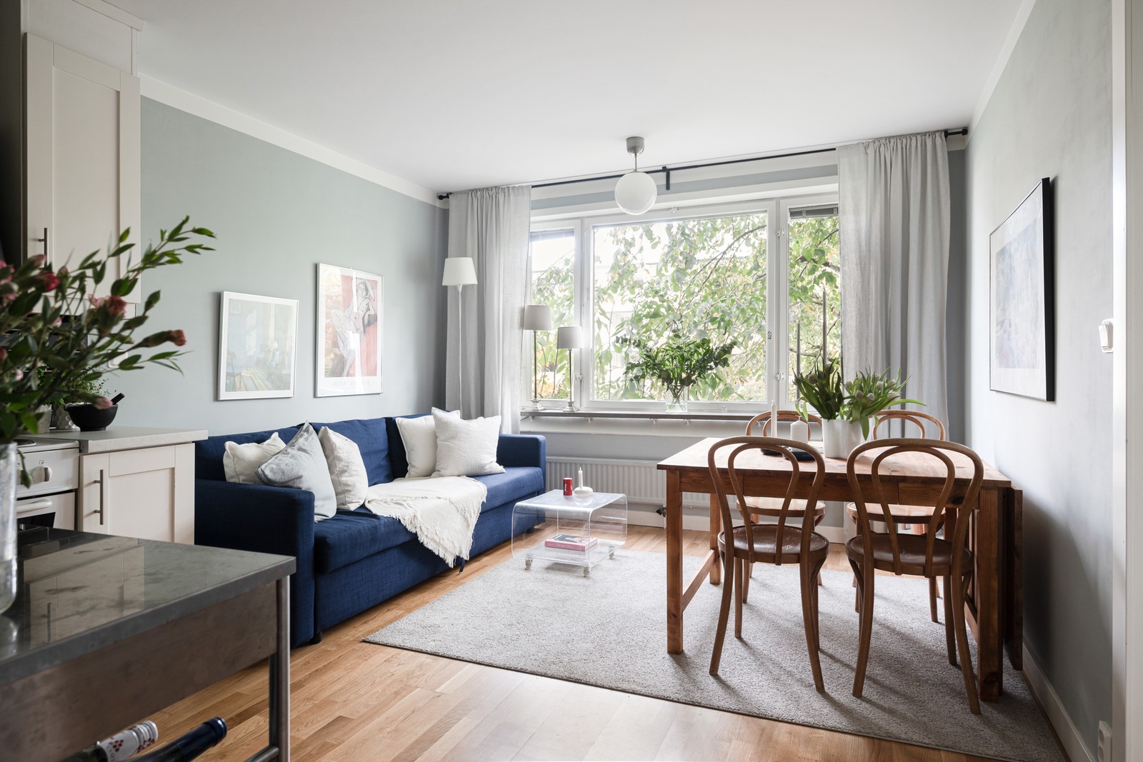 Mysig tvåa med grönska utanför fönstret