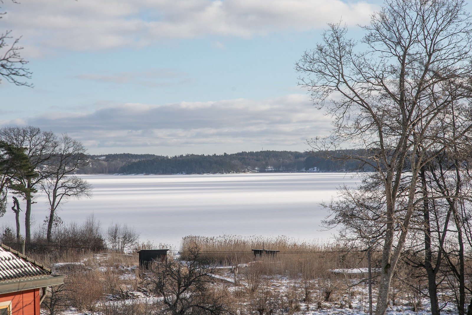 Tomten är belägen strax ovanför Mjölkudden vid charmiga Boo Gård