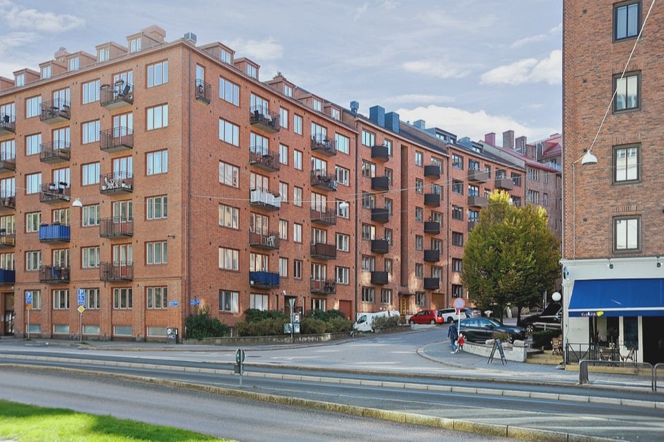 Hjärtligt välkomna till Cederbourgsgatan 7 - En välhållen fastighet från 1934!