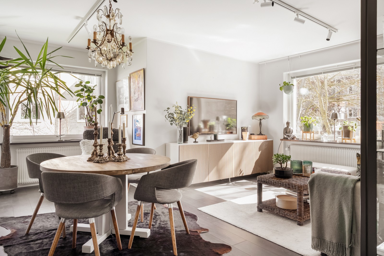 Stora fönsterpartier i två väderstreck