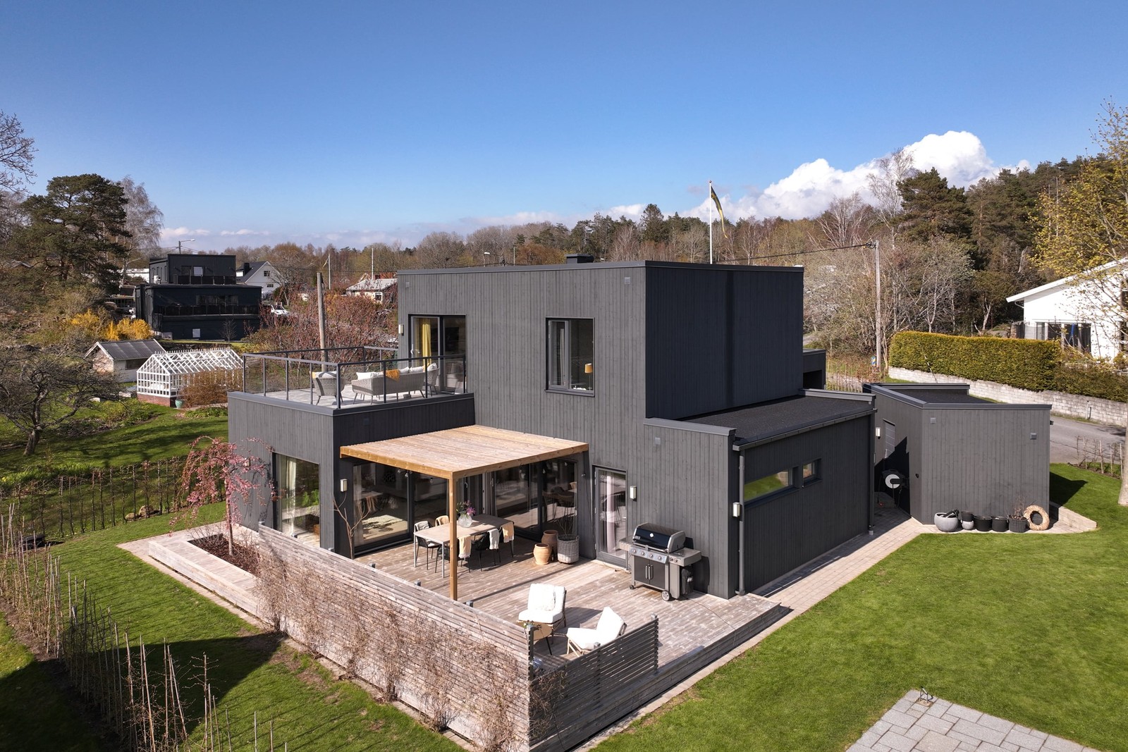 Stilsäker design från 2018 på högt läge i Hulta, Åsa
