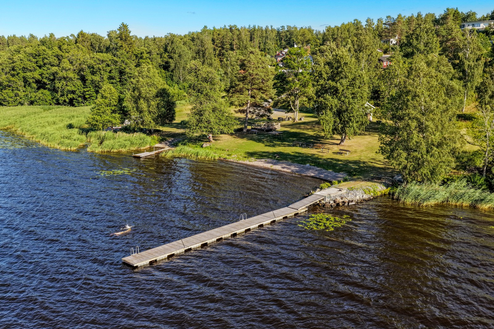 Badplatsen nedanför huset