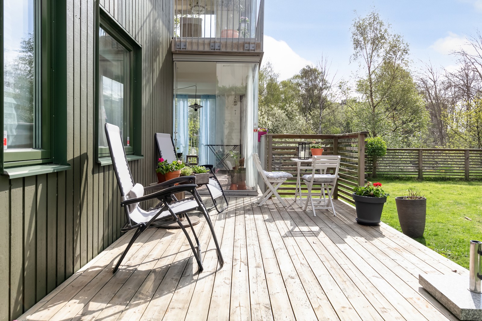 Rymlig trerummare med inglasad balkong och uteplats på populära Trombongatan