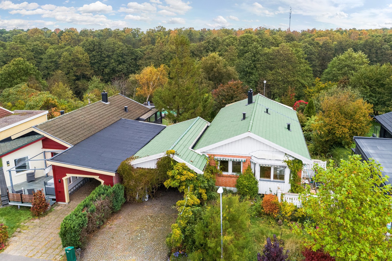 Huset är en suterrängvilla med renoveringsbehov