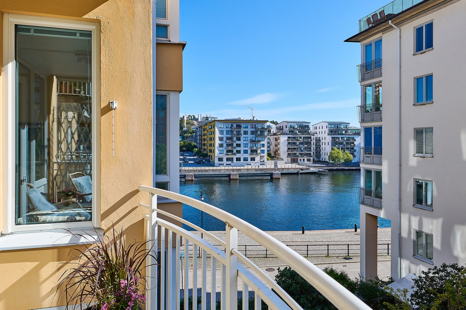 Ljus och rymlig 3:a precis ovanför kajen