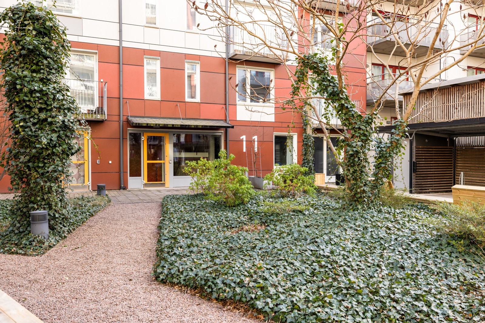 Inbjudande innegård med trivsam miljö och grönskande ytor att vistas på