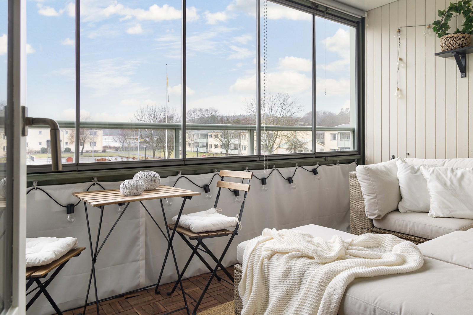 Mysig inglasad balkong med fritt läge