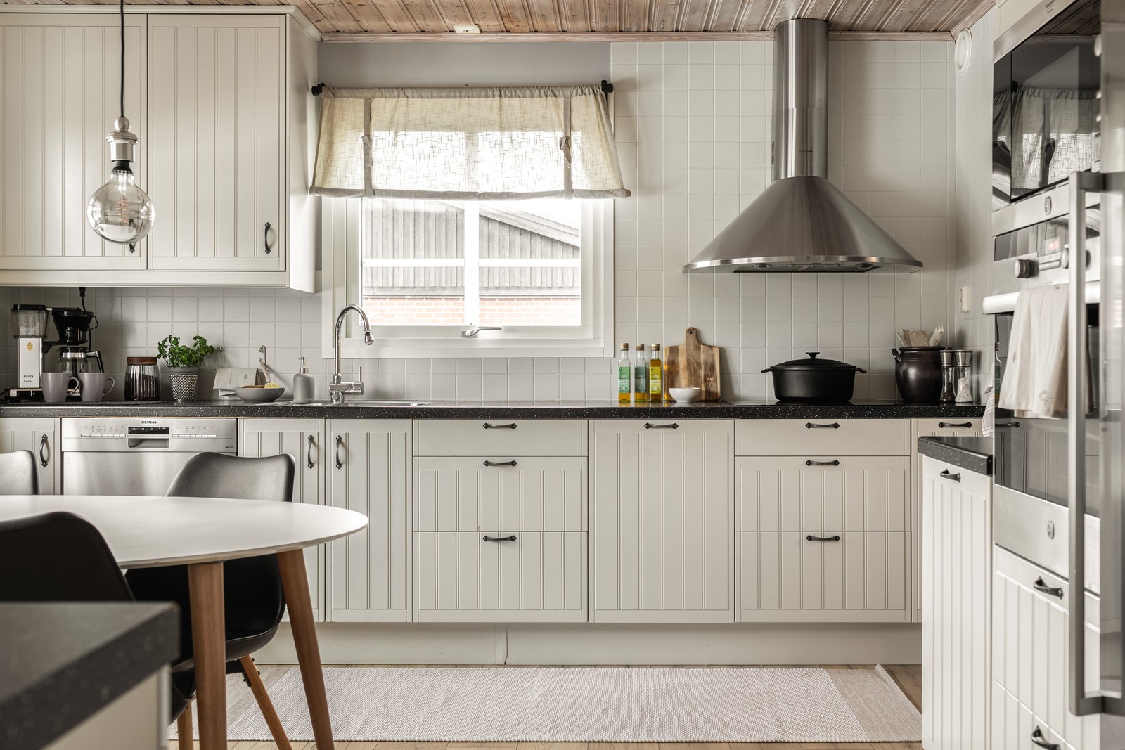 Tidlöst och harmoniskt kök med rostfri maskinell utrustning