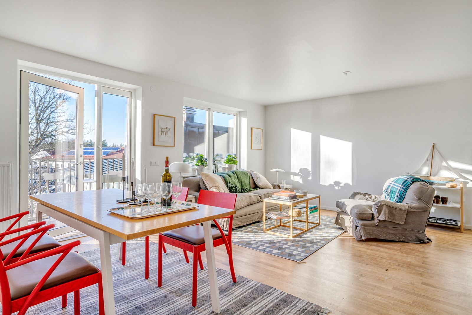 Vardagsrum och kök i öppen planlösning