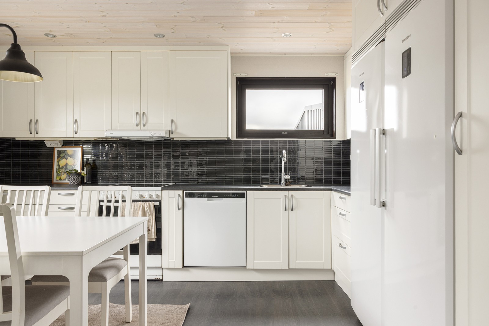 Köket moderniserades 2013 med bl.a ny bänkskiva och nya luckor