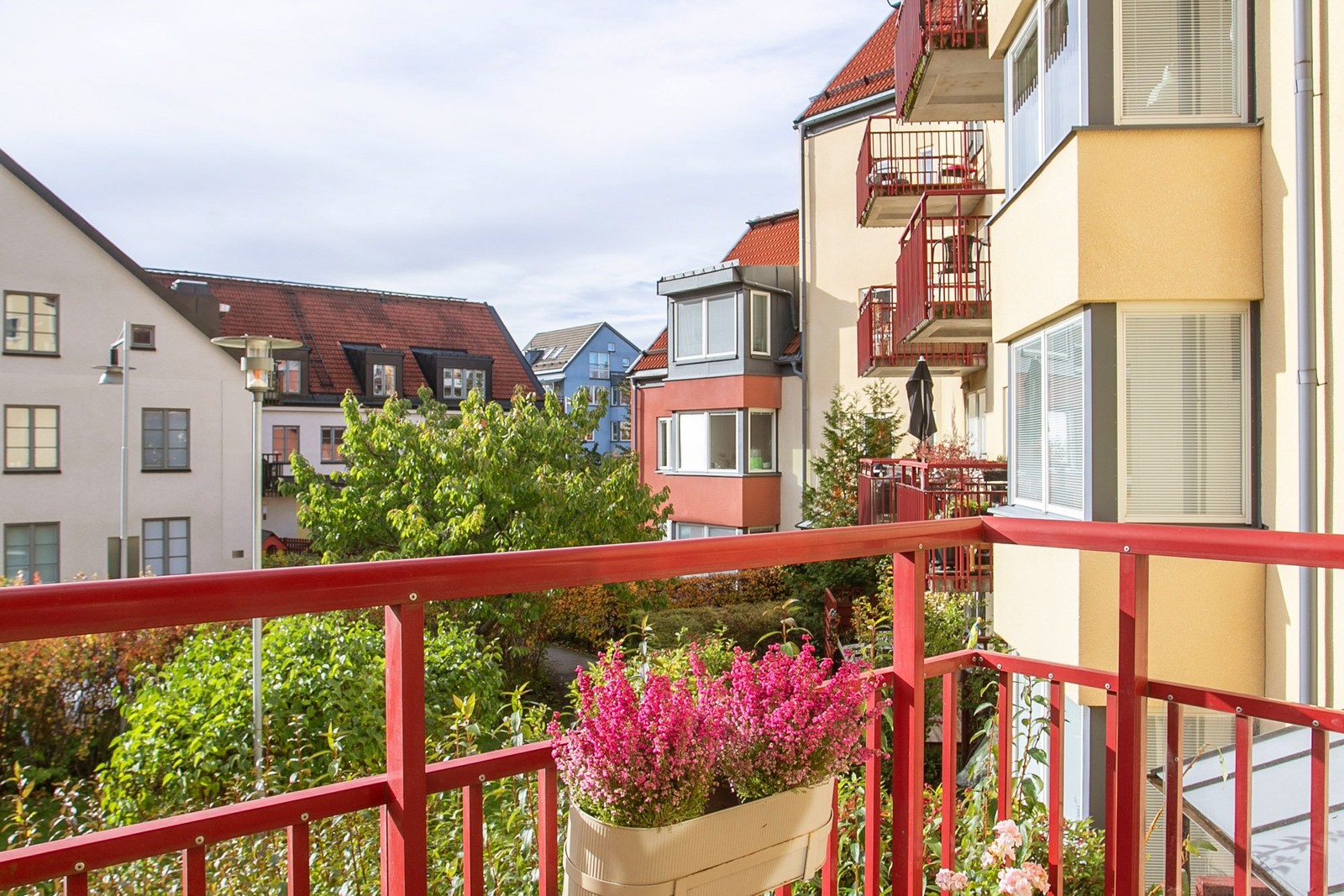 Bostaden har en bra planlösning och balkong intill innergårdens grönska