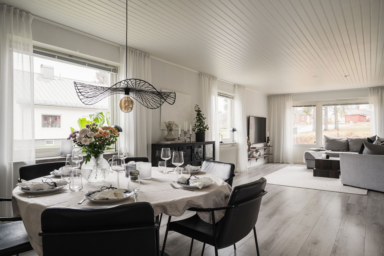 Välplanerad planlösning för trevliga tillställningar med vänner och familj