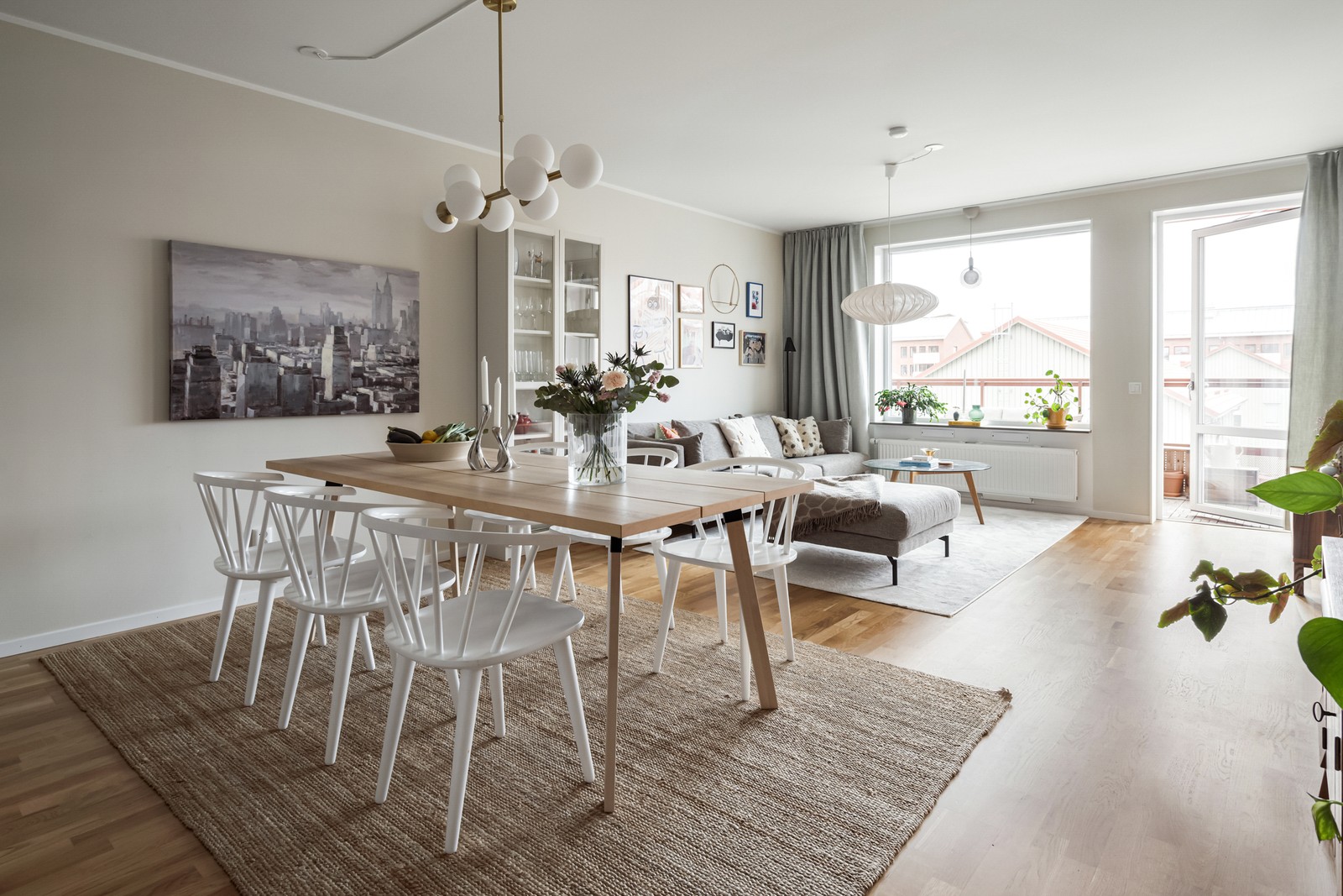 Lägenheten har en modern öppen planlösning där de sociala delarna har en central placering