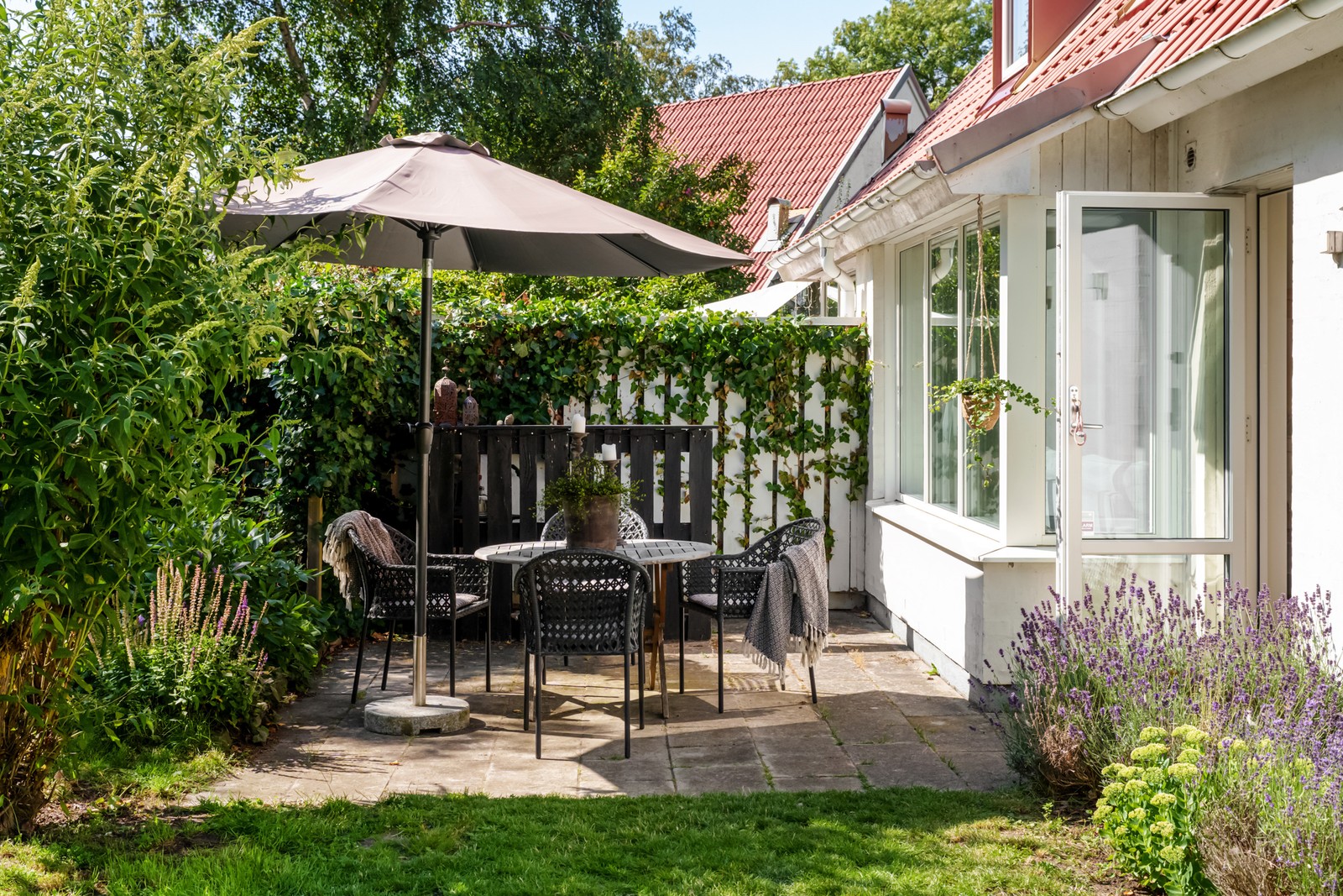 Insynsskyddad och mysig trädgård