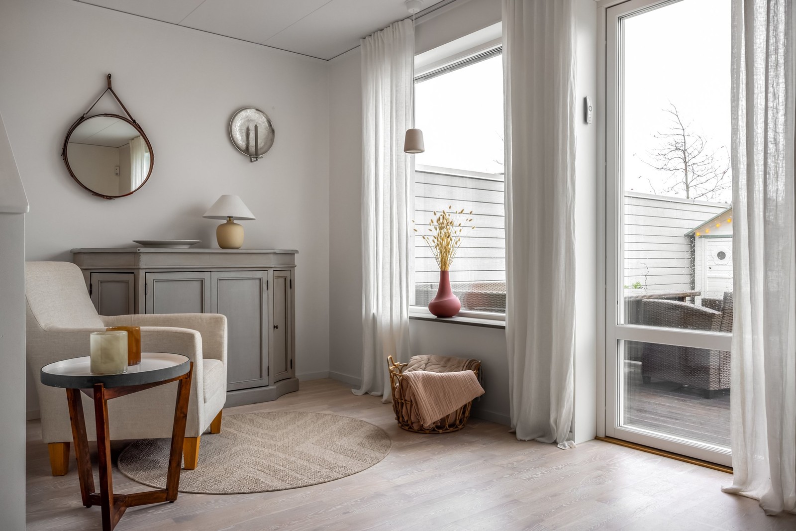 Sociala ytor i vinkel med utgång till uteplatsen