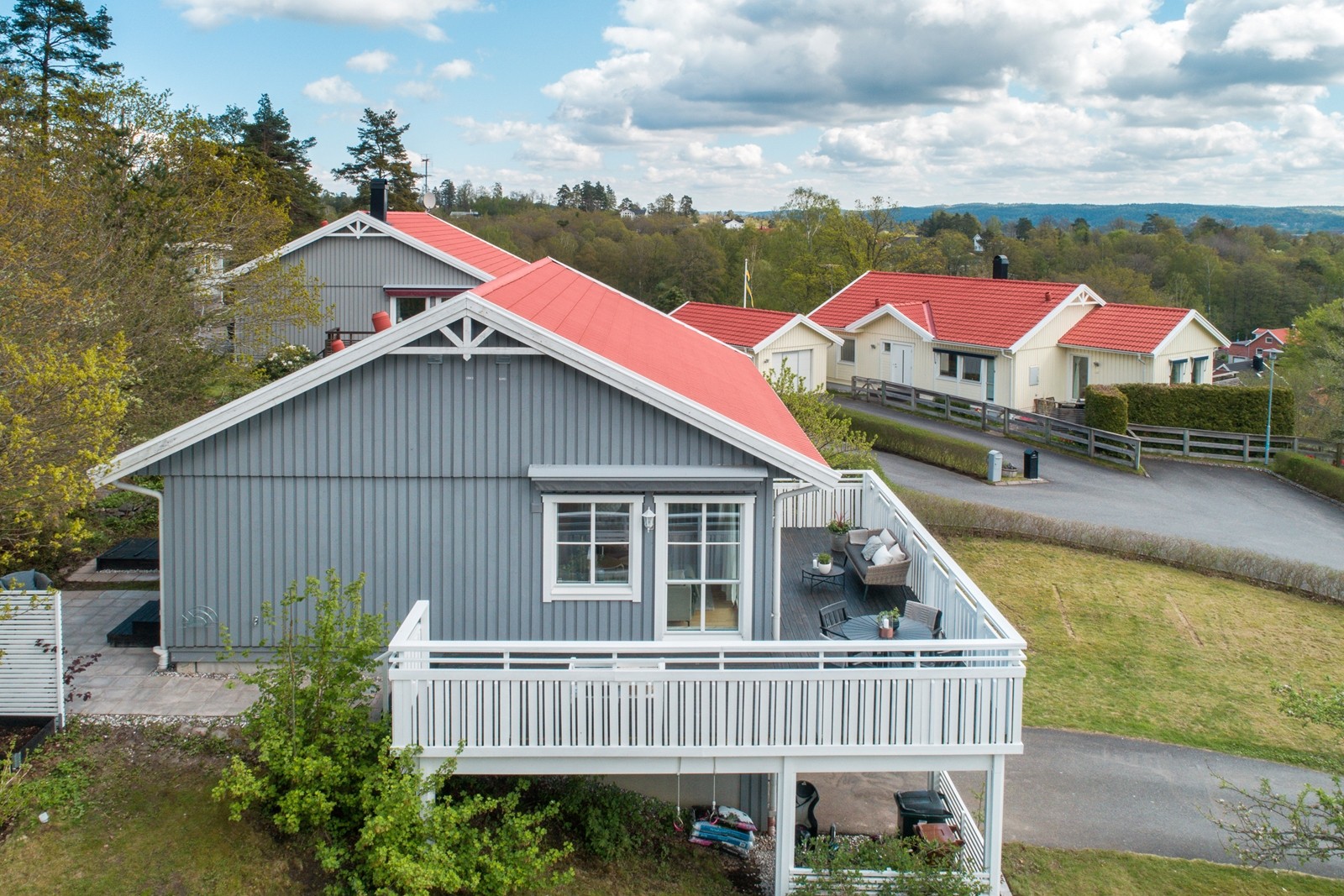 En stor balkong löper utmed husets övre plan