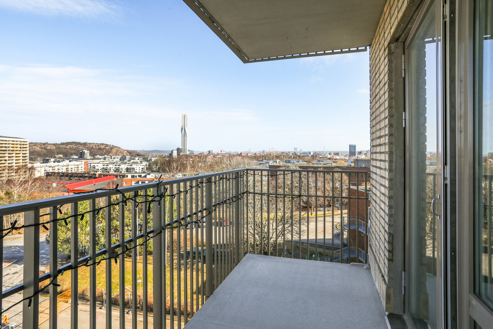 En stor balkong i ett fritt läge där du kan blicka ut mot Göteborg city