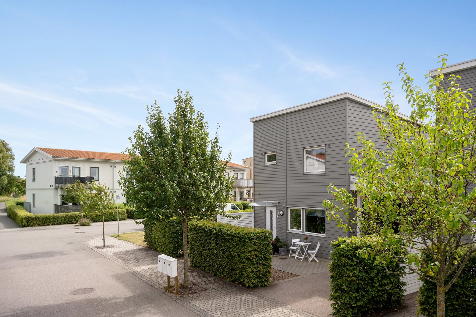 Välkommen till Avenbokstigen 11 – ett trivsamt radhus med attraktivt hörnläge.