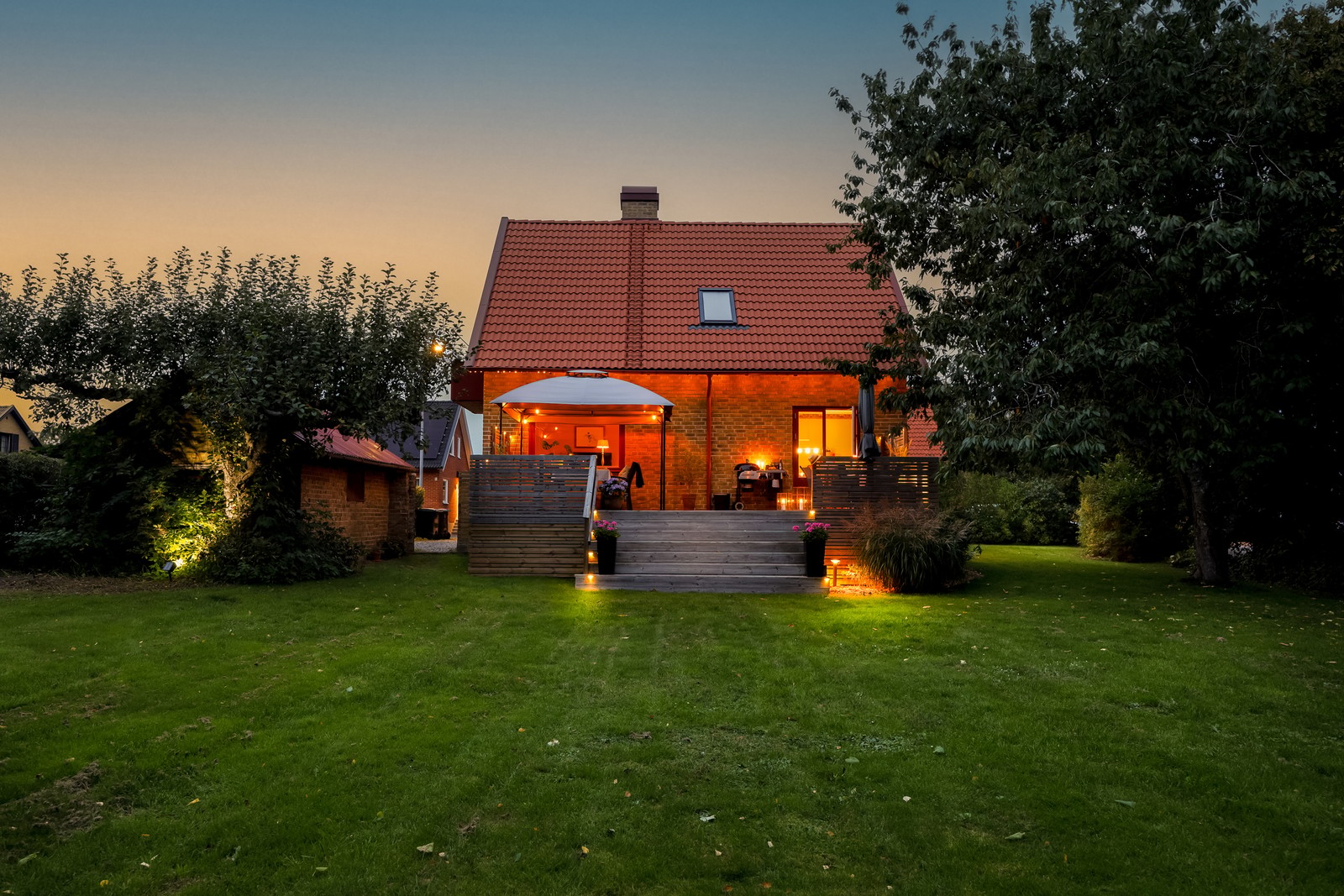 Charmigt 1½-villa med källare med fantastisk trädgård i idyllisk bymiljö!