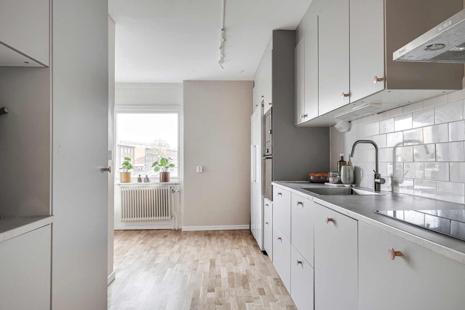 Stilrent kök (2024) med gott om skåpförvaring