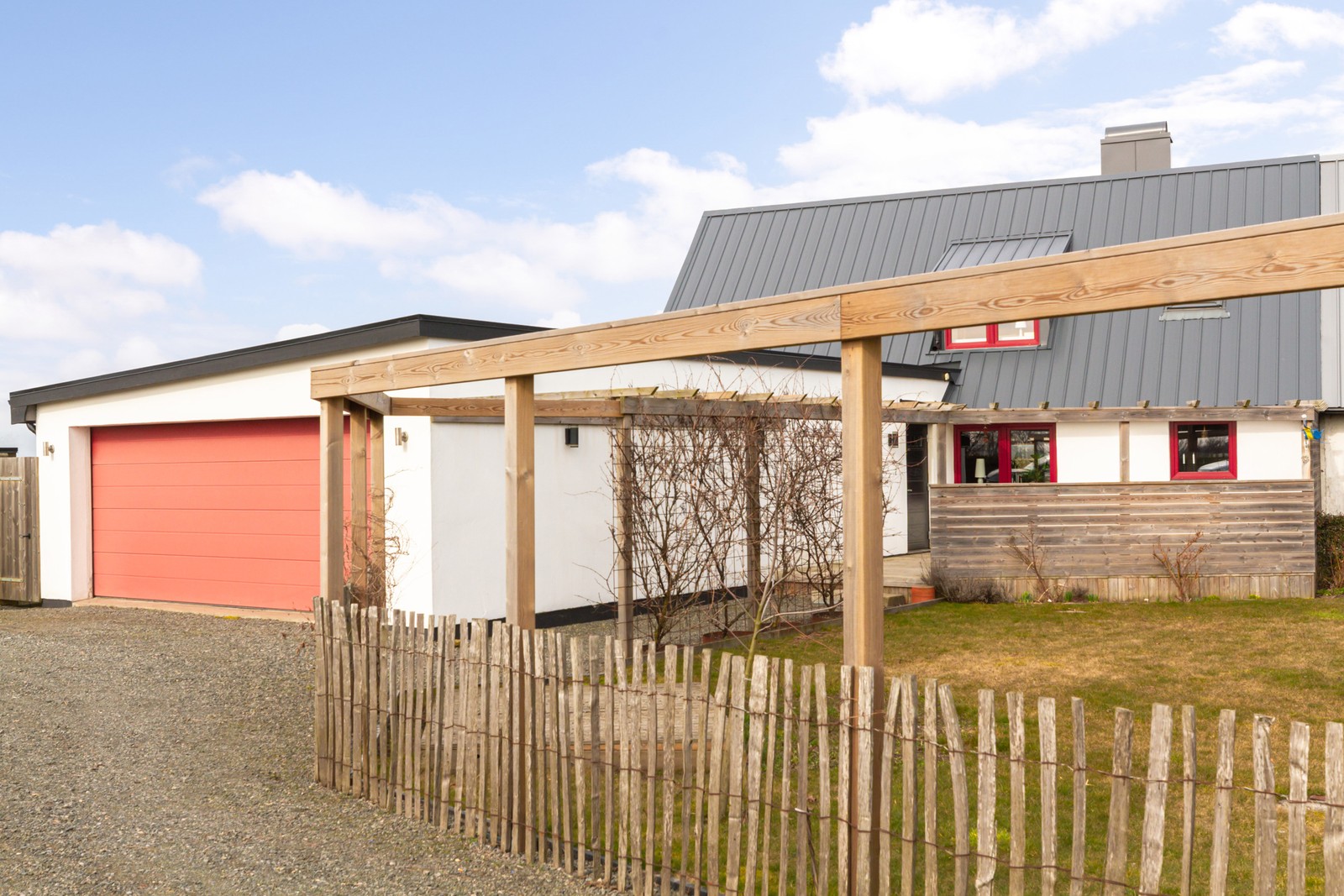 Helrenoverat parhus med nyare dubbelgarage