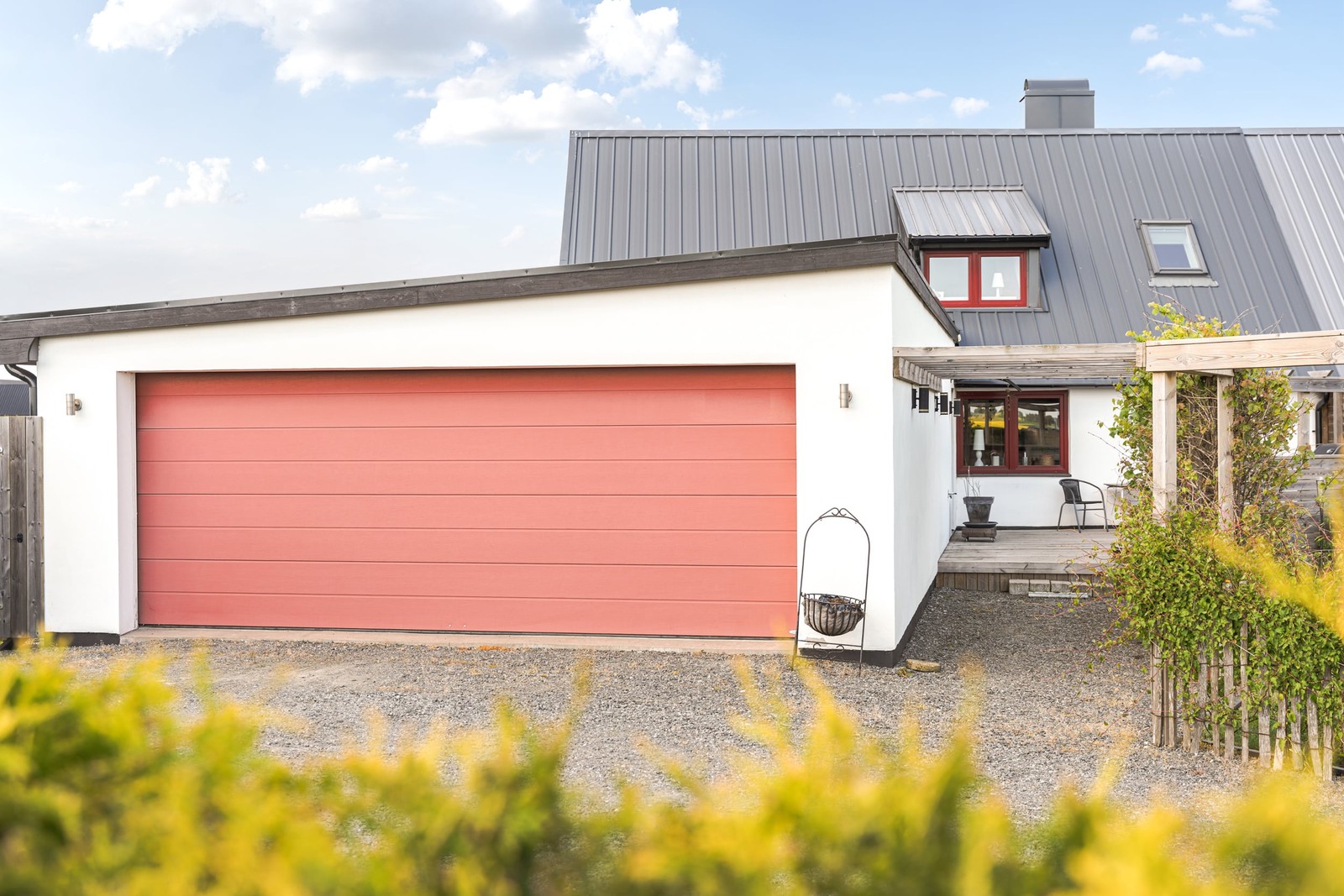 Helrenoverat parhus med nyare dubbelgarage