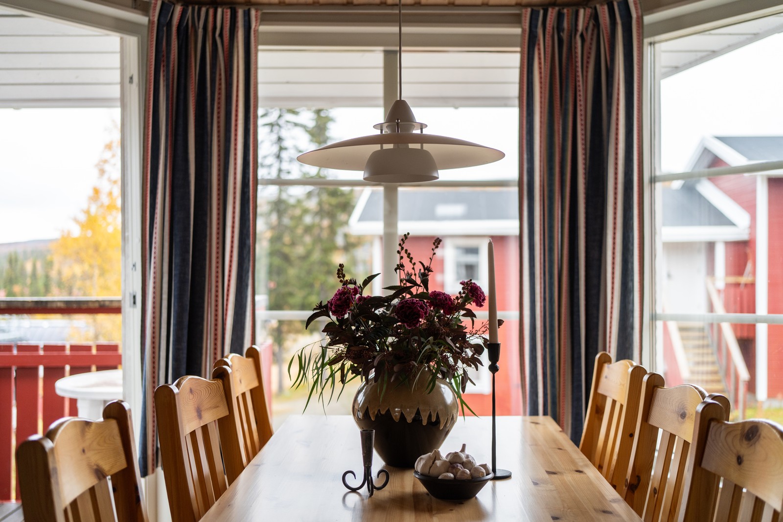 Matplats med utgång till balkong
