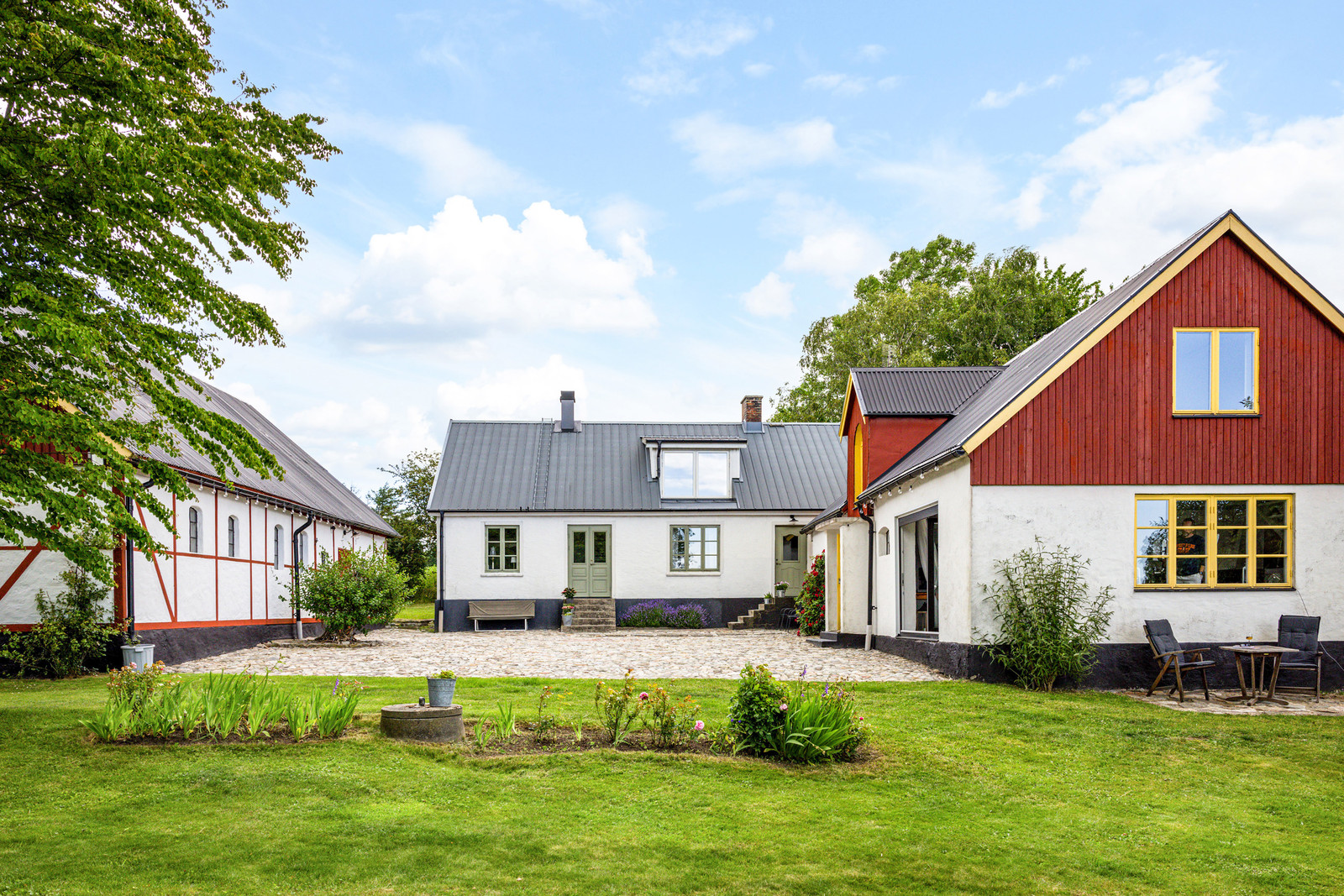 Renoverad bostad, fristående garage/verkstad samt ateljé/gästhus