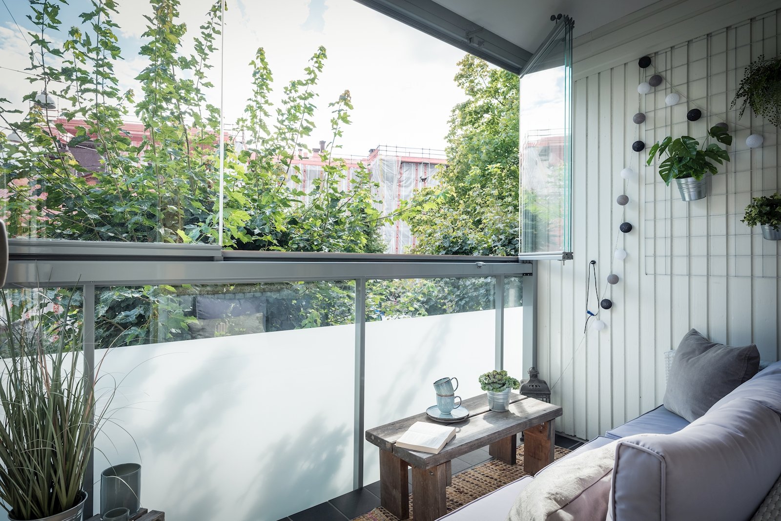 Solig balkong där inglasningen skapar en härlig oas