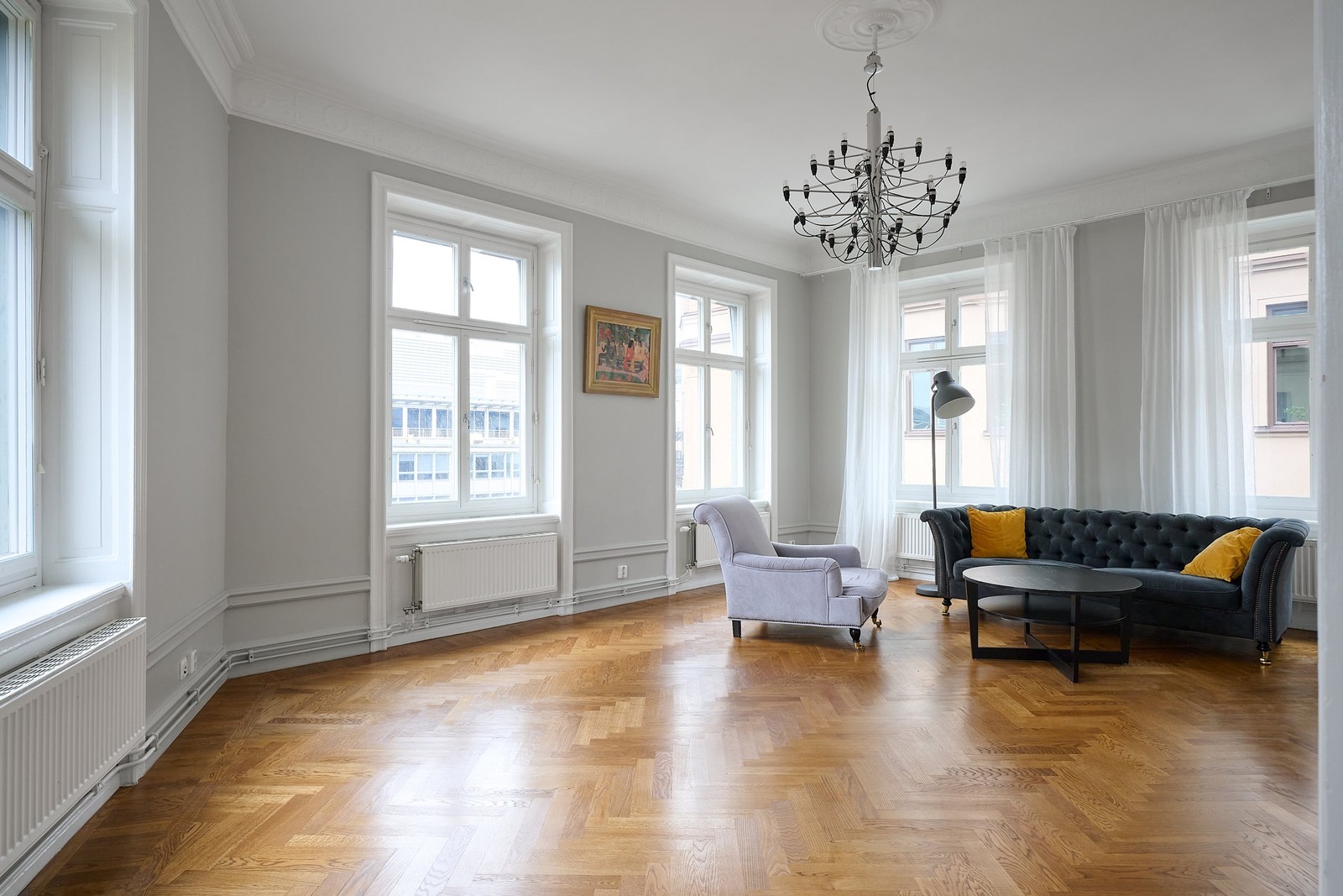 Ljus jugendlägenhet med stora och vackra ytor för mingel och fest