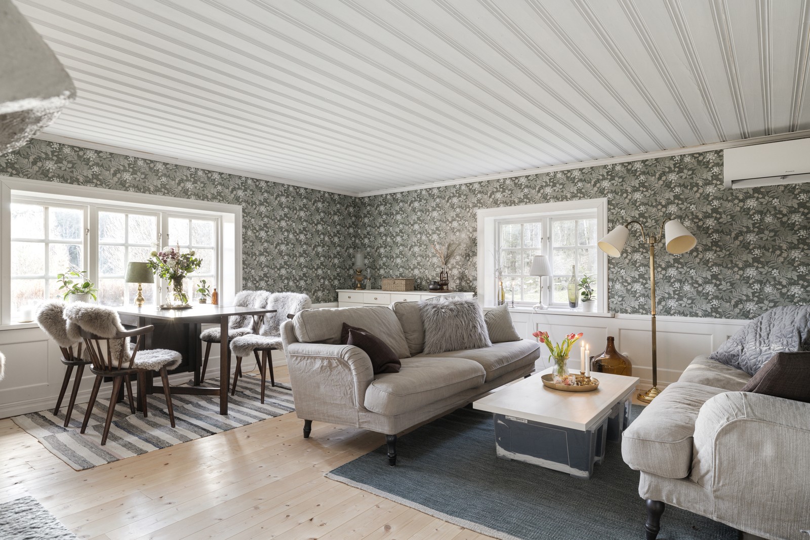 Sällskapsrummet har en härlig yta för socialt umgänge med familj och vänner