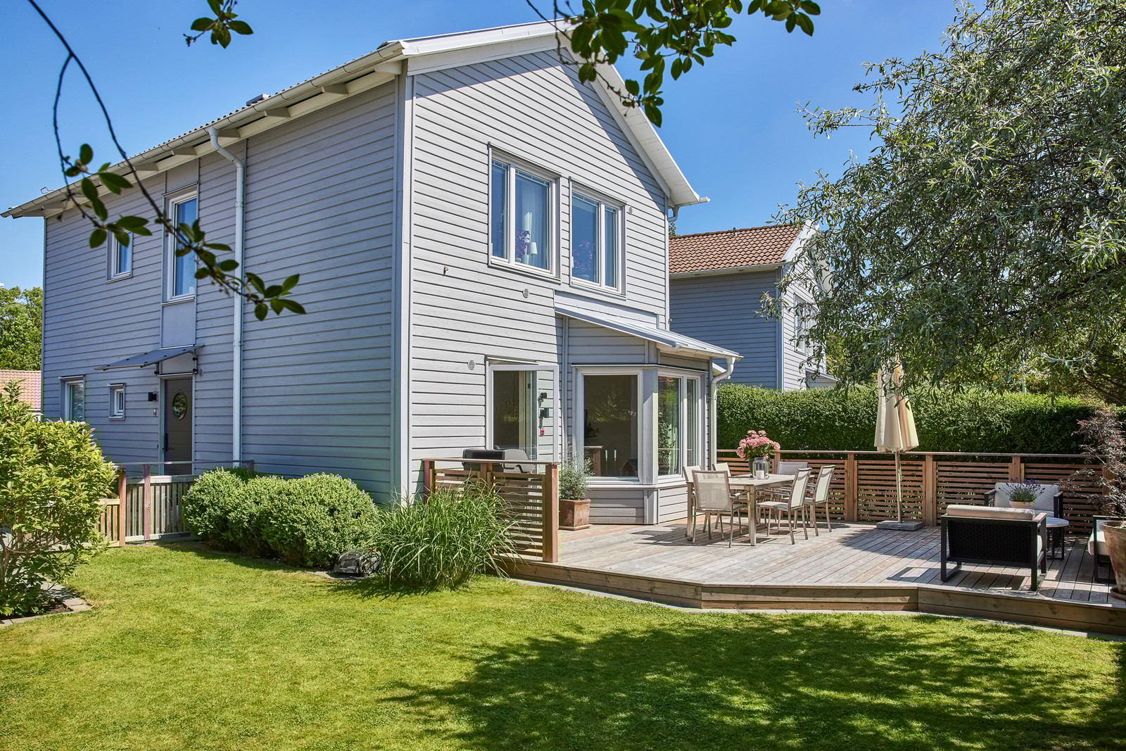 Attraktivt hus med altan och trädgård i soligt söderläge i Billdals kyrkby.