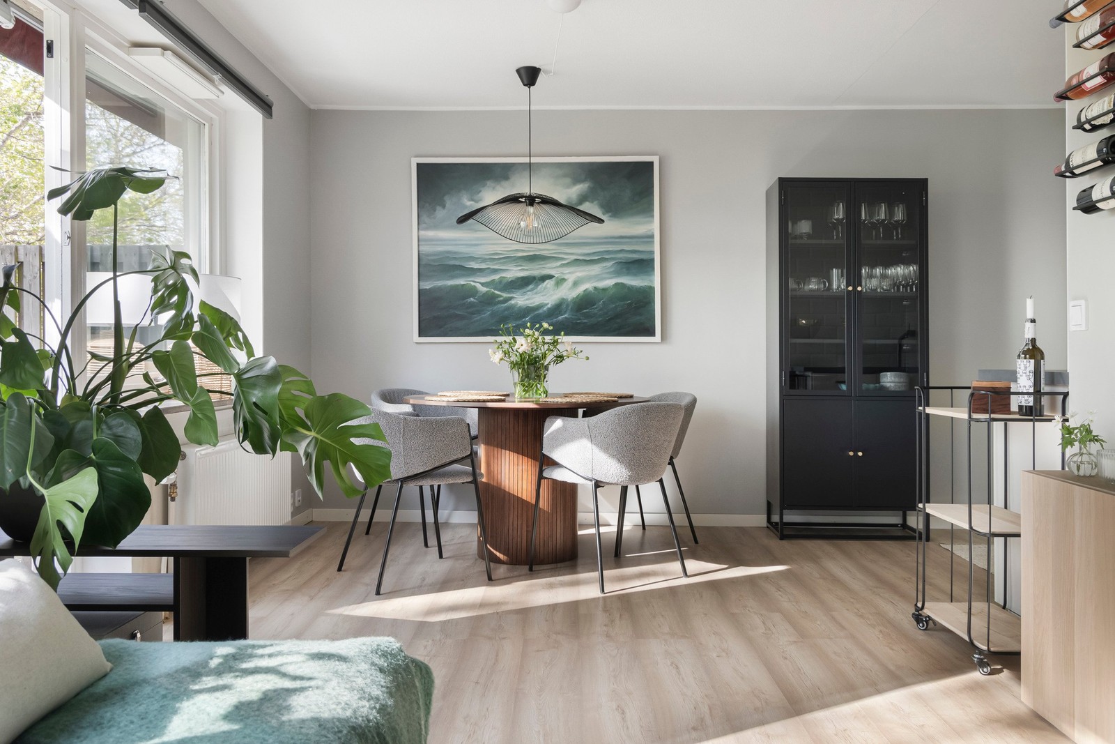 Välkomna till denna fina och välplanerade etta med uteplats