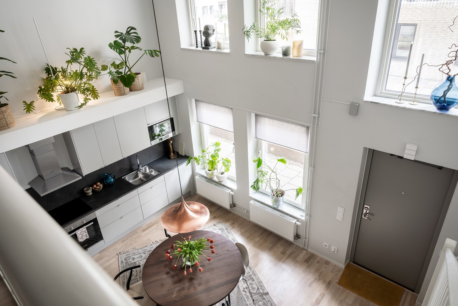 Varmt välkomna till Ebbe Lieberathsgatan 16B och denna unika studiolägenhet i etage med egen entré!