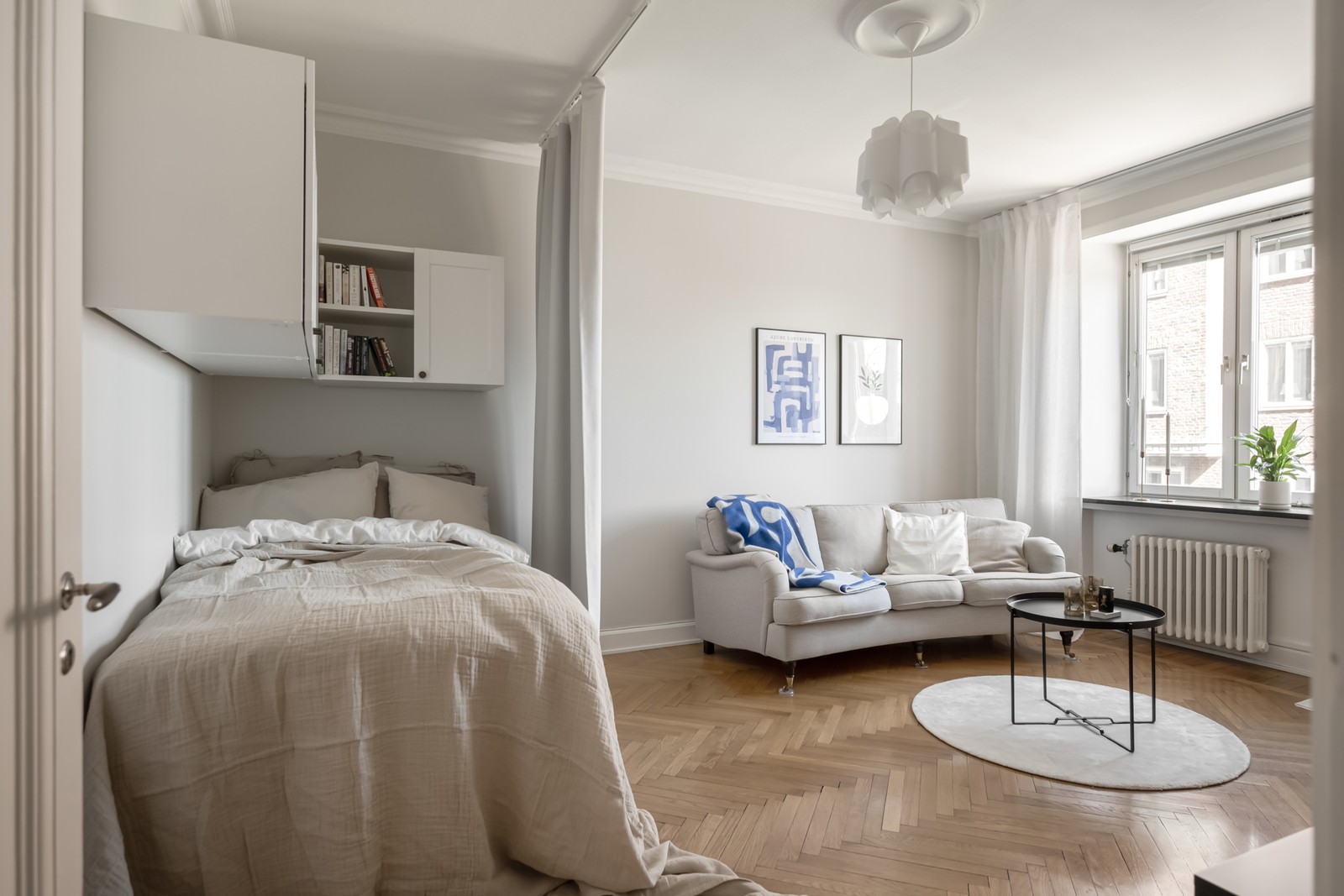 Ett rum med god plats för det man önskar