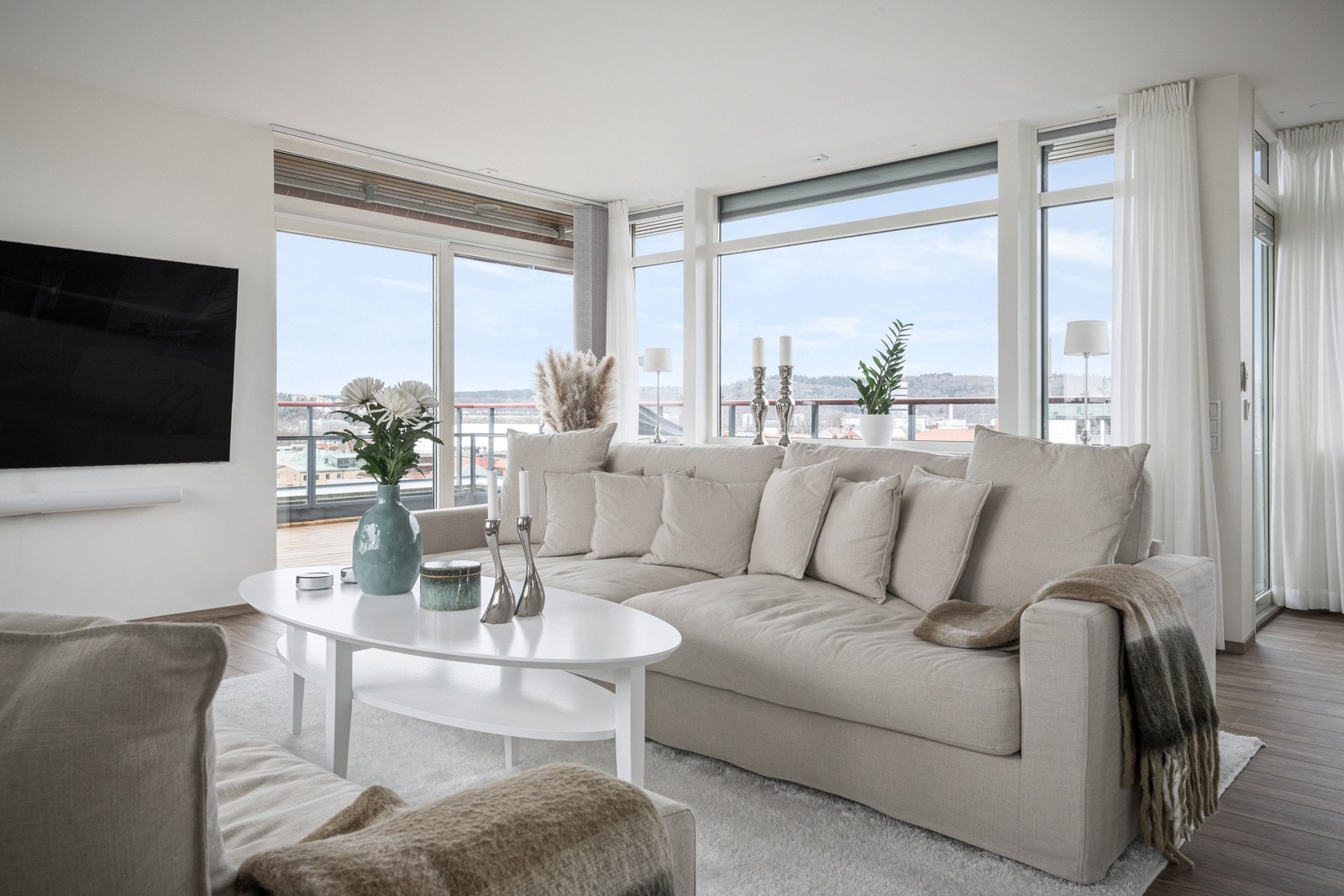 På sjunde våningen med ljuset flödande in i denna fantastiska takvåning