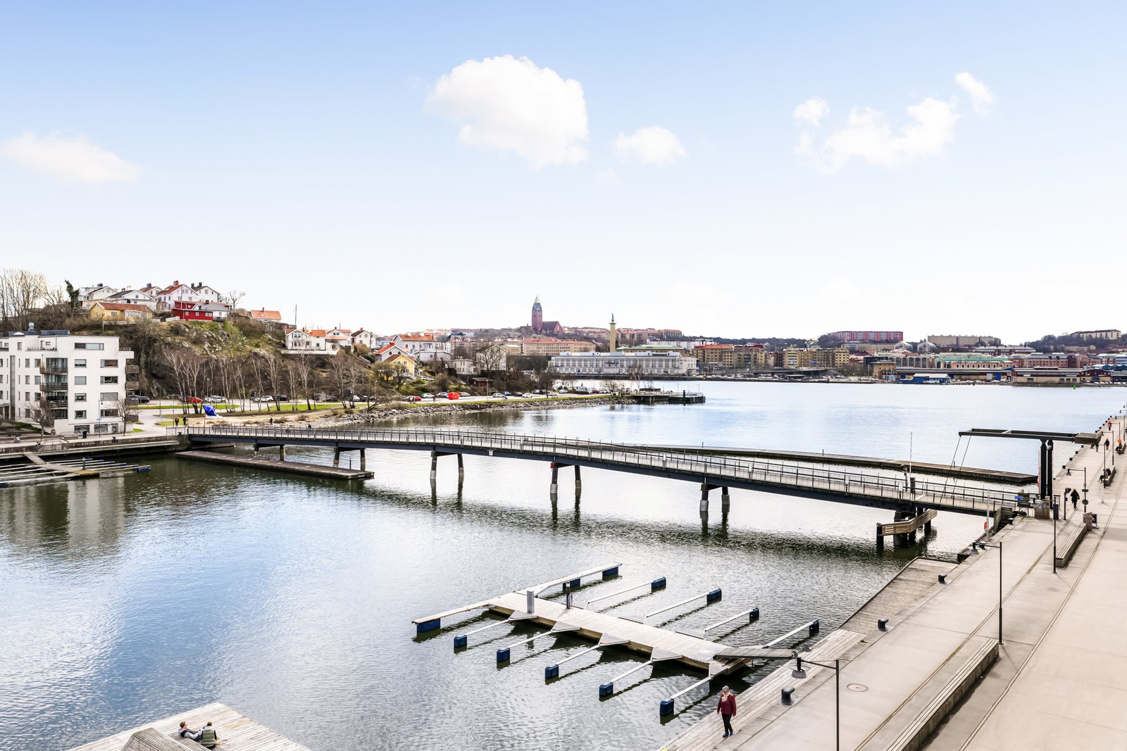 Med sitt höga läge i första parkett mot Sannegårdshamnen njuter ni av fria vyer och minimal insyn