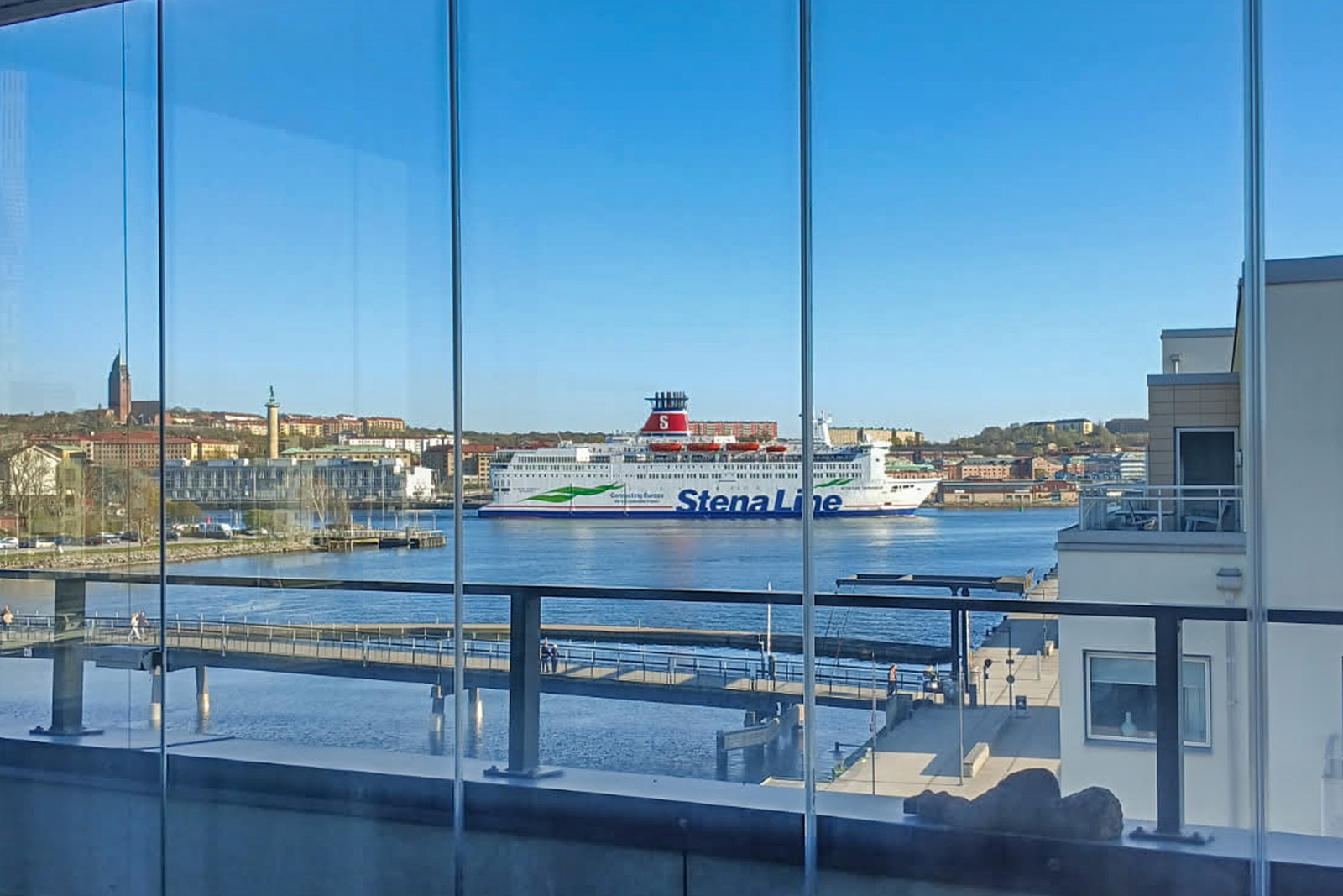Säljarens egna bild när Stena Line glider förbi