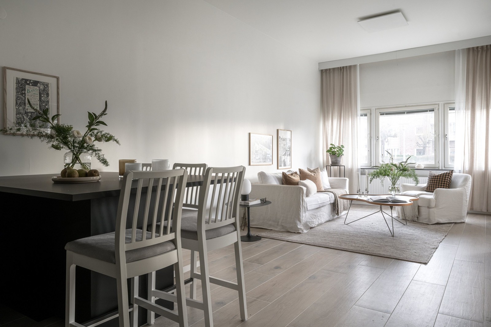 Lägenheten har en modern öppen planlösning där de sociala delarna har en central placering