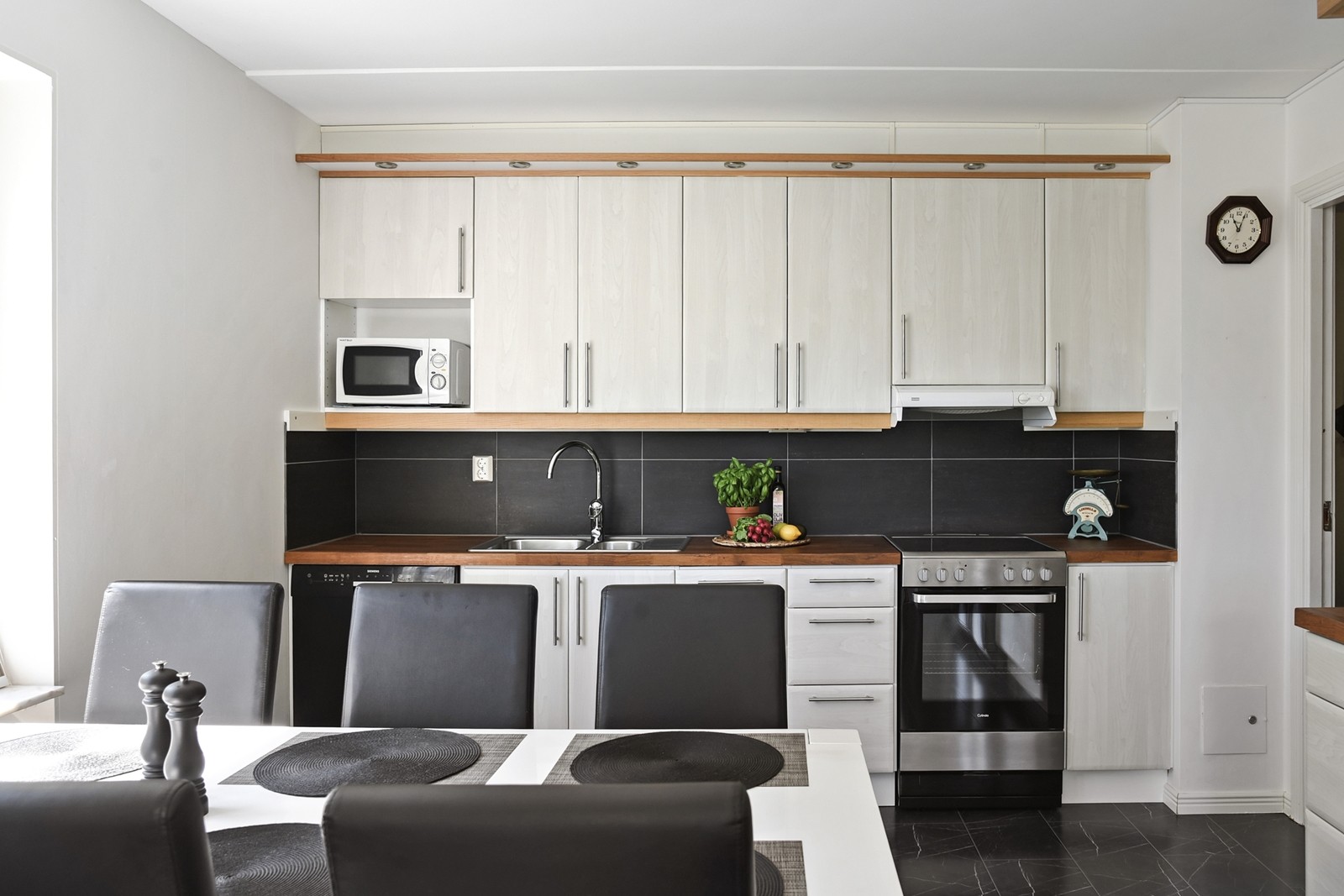 Rymligt kök med anslutande matplats...