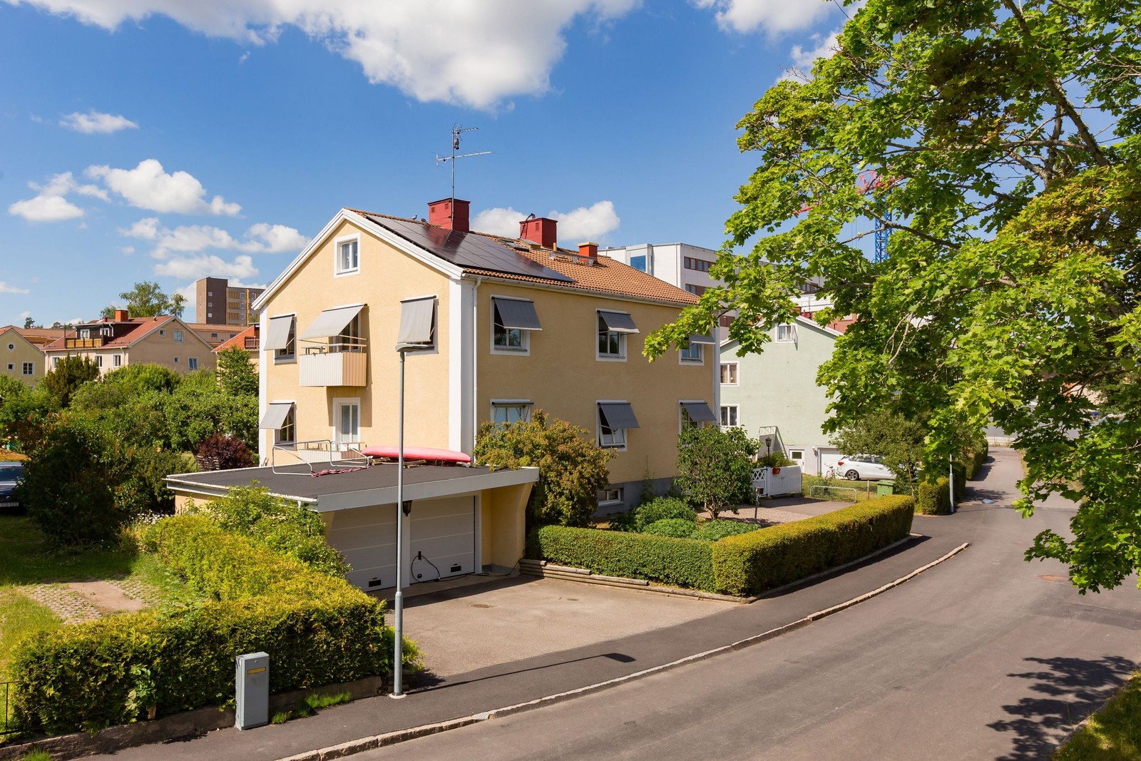 Här bor du på en lugn och familjevänlig gata, med ett svårslaget centralt läge.