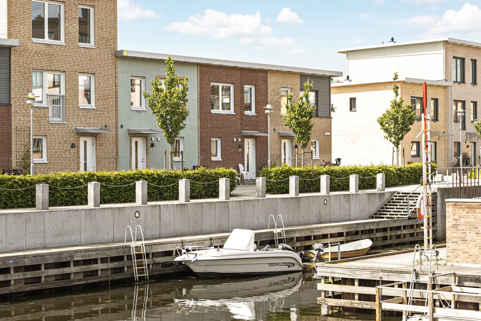 Kanalgränd 29, granne med kanalen