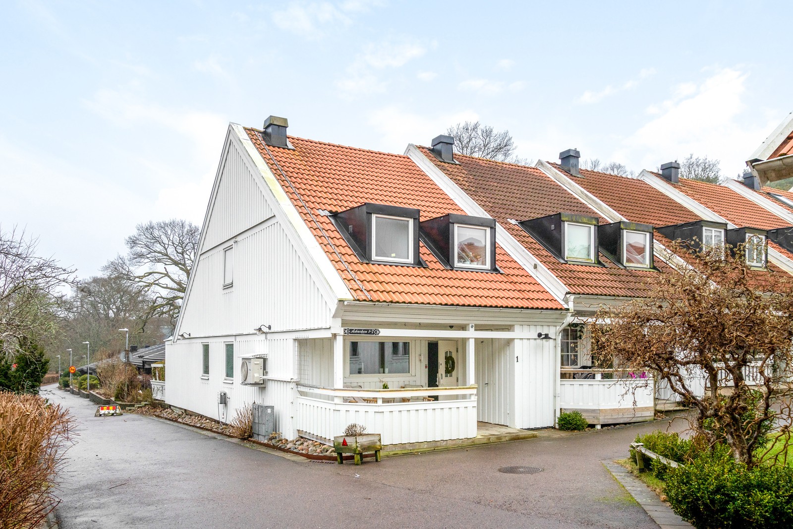 Attraktivt gavelläge med närhet till kommunikation och hav