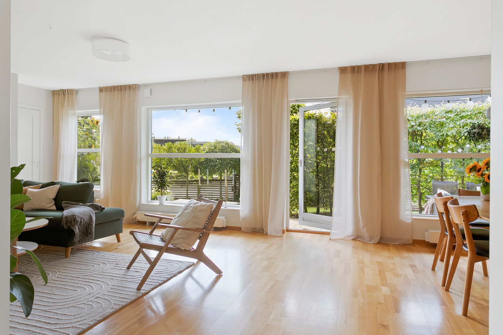 Sällskapsdelen är rymlig och öppen med stora fönsterpartier