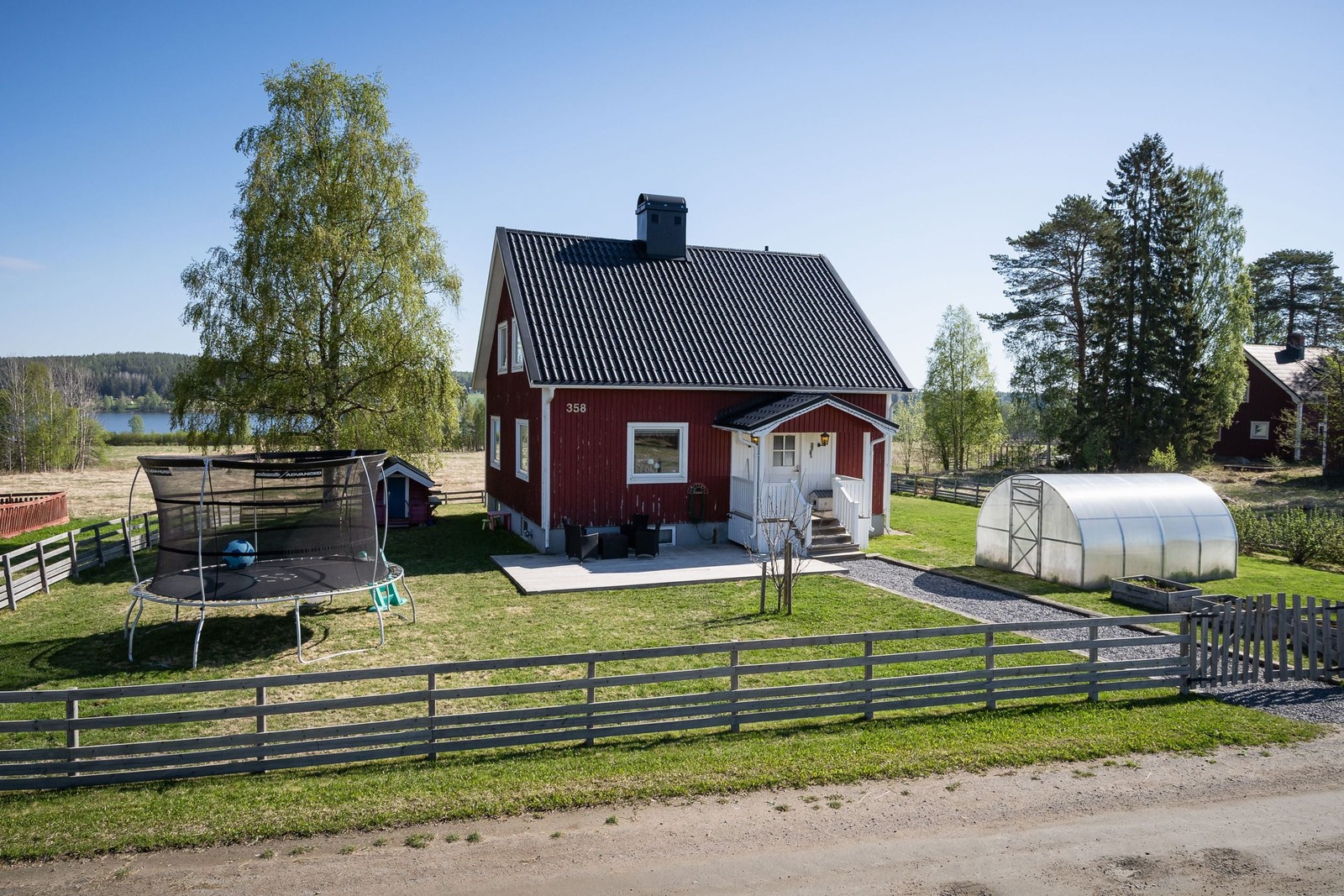 Rymlig fastighet med vacker utsikt