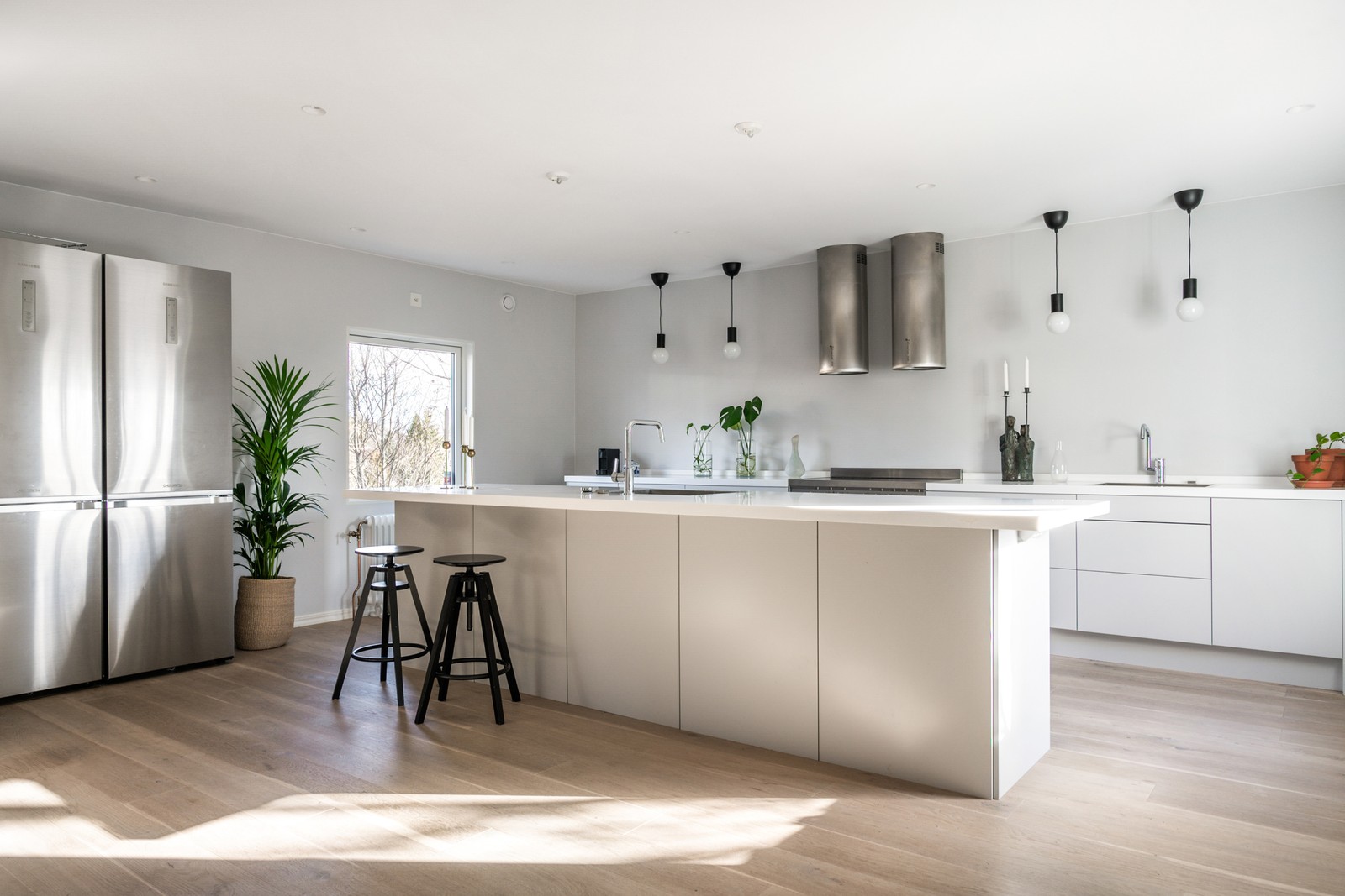 Stilrent kök med gott om yta för matlagning