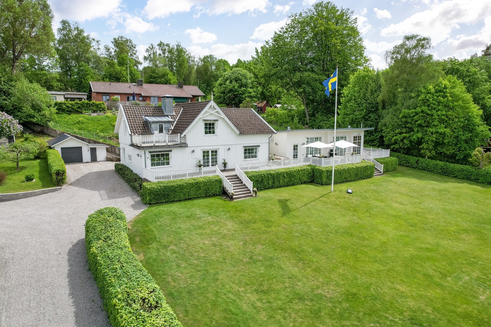 Spektakulär arkitektur och fri sjöutsikt