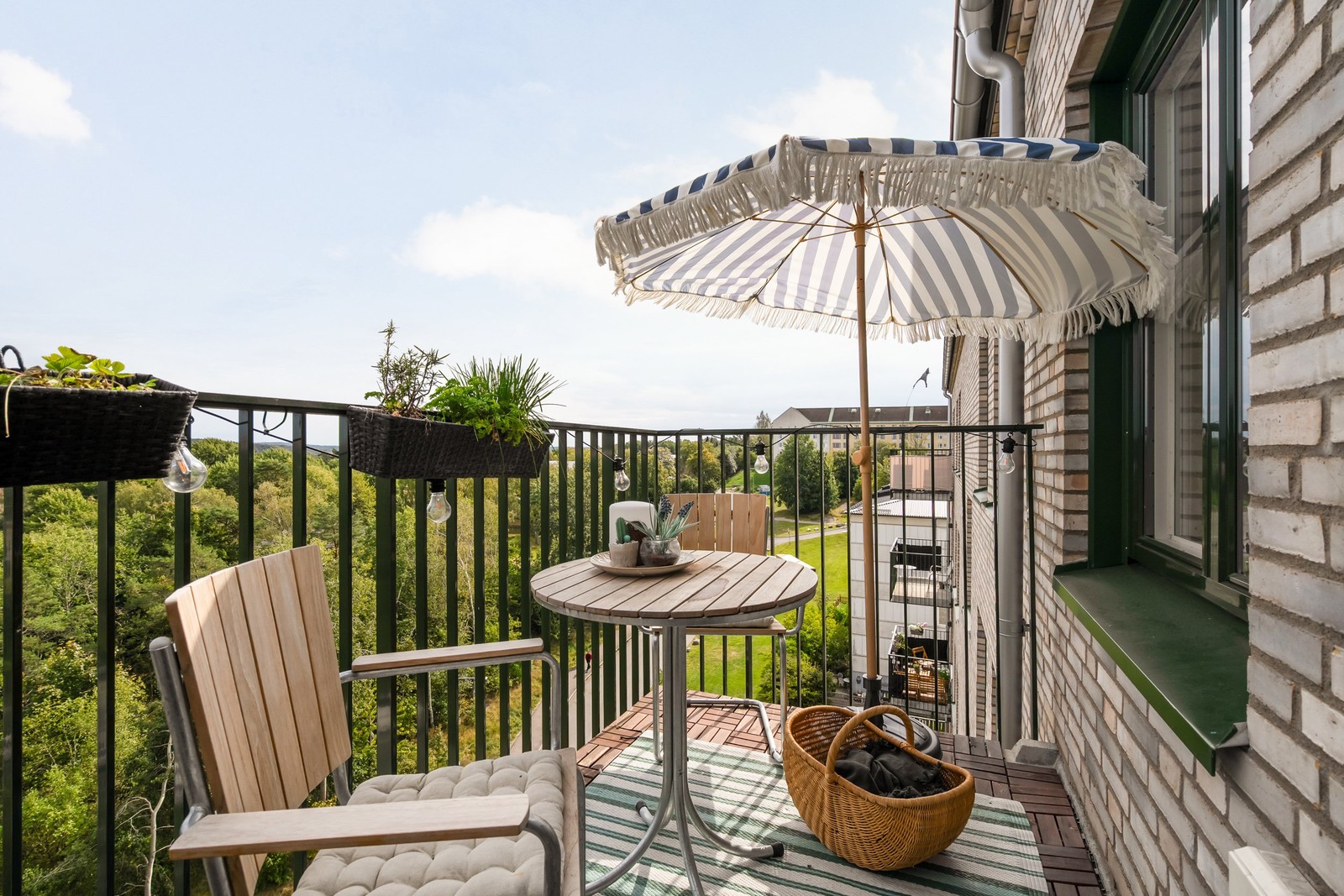 Härlig läge med ett högt och fritt läge utan någon balkong ovanför