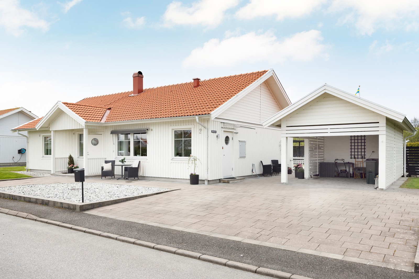 Modern enplansvilla från 2014 med soligt läge och närhet till skola och hav