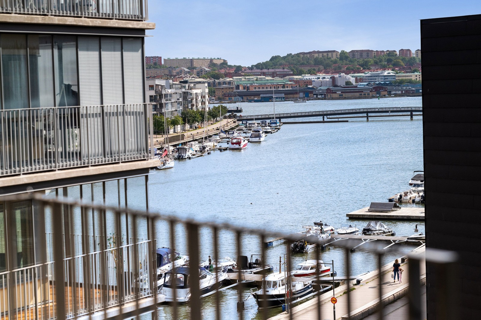 Härlig utsikt mot det glittrande vattnet i Sannegårdshamnen